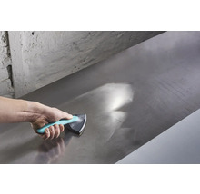 Mână care folosește un bloc de șlefuire pentru a netezi o suprafață metalică.