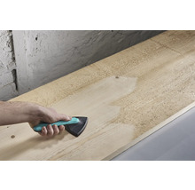 Mână șlefuind o scândură de lemn cu o șlefuitoare triunghiulară