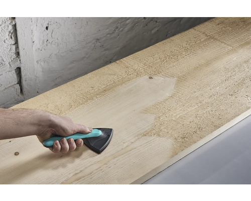 Mână șlefuind o scândură de lemn cu o șlefuitoare triunghiulară