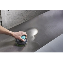 Curățarea unei suprafețe metalice cu un burete de curățare