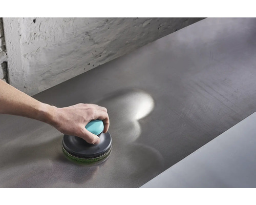 Curățarea unei suprafețe metalice cu un burete de curățare