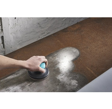 Șlefuitor manual utilizat pe o suprafață metalică