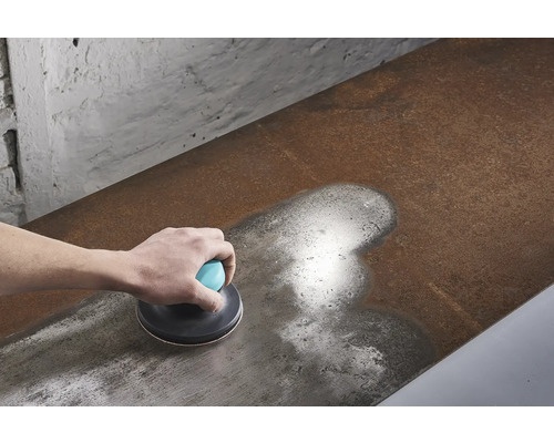 Șlefuitor manual utilizat pe o suprafață metalică