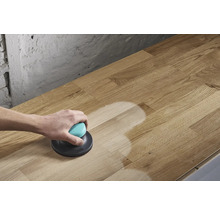 O persoană șlefuiește o placă de lemn cu un șlefuitor excentric.