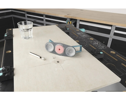 Banc de lucru cu unealtă de șlefuit, pahar și tijă metalică pentru prelucrarea lemnului