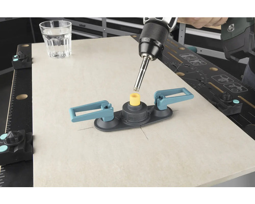 Burghiu diamantat în utilizare cu șablon de găurire pe bancul de lucru