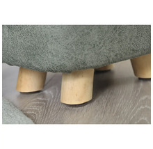 Imagine detaliată a unui taburet cu tapițerie și picioare din lemn