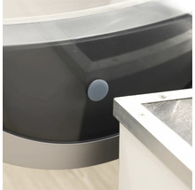 Prim-plan cu cadă cu buton de scurgere