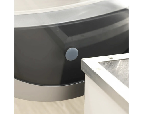 Prim-plan cu cadă cu buton de scurgere