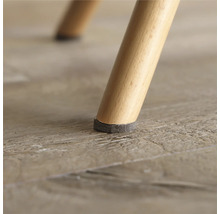 Prim-plan cu un picior de scaun cu alunecător din pâslă pentru a proteja podeaua.