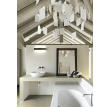 Baie cu lavoar, oglindă, cadă și iluminat decorativ sub un acoperiș înclinat