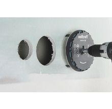 Ferăstrău circular Wolfcraft cu mașină de găurit care găurește găuri într-un perete.