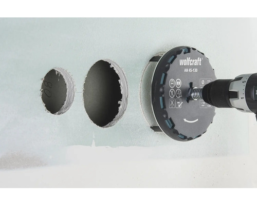 Ferăstrău circular Wolfcraft cu mașină de găurit care găurește găuri într-un perete.