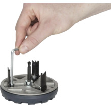 Mână care operează un ferăstrău circular cu o cheie Allen