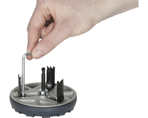 Mână care operează un ferăstrău circular cu o cheie Allen