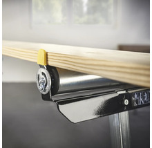 Detaliu al unei role transportoare cu o scândură de lemn