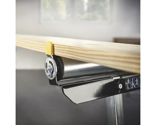 Detaliu al unei role transportoare cu o scândură de lemn