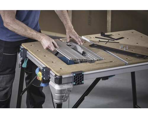 Banc de lucru cu lamă de ferăstrău circular și accesorii pe un blat de lucru