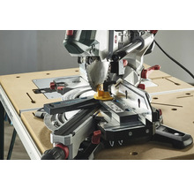 Fierăstrău circular de tăiat la unghi pe un banc de lucru