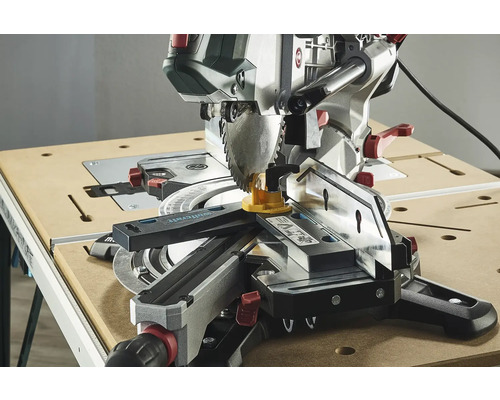 Fierăstrău circular de tăiat la unghi pe un banc de lucru