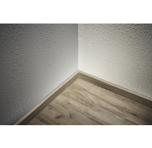 Colț de cameră cu plintă și tencuială structurată