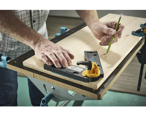 O persoană folosește un șablon de marcare și un creion pe o scândură de lemn.