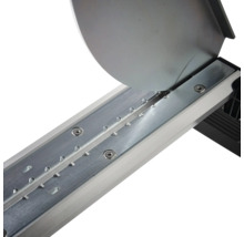 Vedere detaliată a unei șine de ghidare metalice a unei mașini de tăiat faianță cu disc de tăiere.