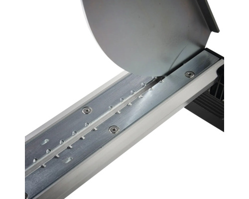 Vedere detaliată a unei șine de ghidare metalice a unei mașini de tăiat faianță cu disc de tăiere.