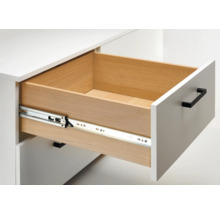 Sertar deschis cu șine de glisare într-o piesă de mobilier albă