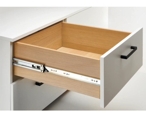 Sertar deschis cu șine de glisare într-o piesă de mobilier albă