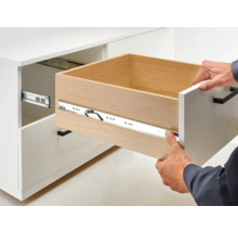 Extragere sertar deschis pe un dulap alb cu glisieră pentru sertar