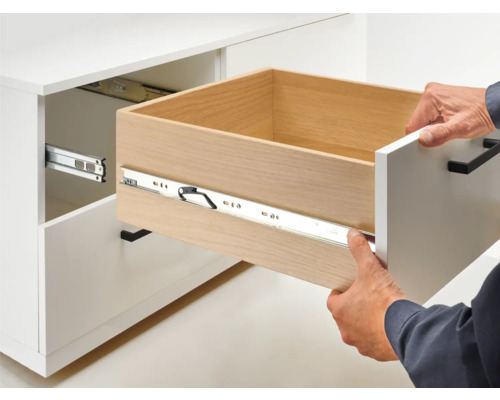 Extragere sertar deschis pe un dulap alb cu glisieră pentru sertar