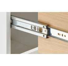 Prim-plan cu o șină de sertar metalică într-o piesă de mobilier