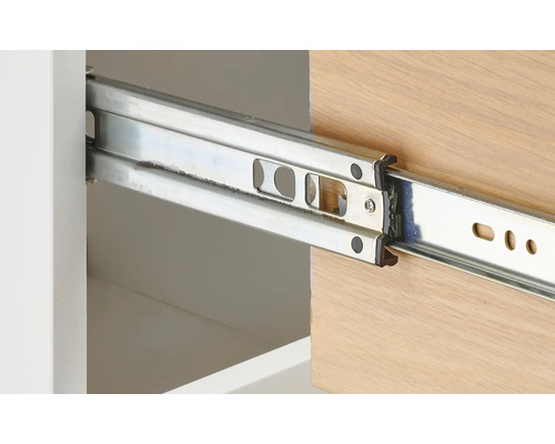 Prim-plan cu o șină de sertar metalică într-o piesă de mobilier