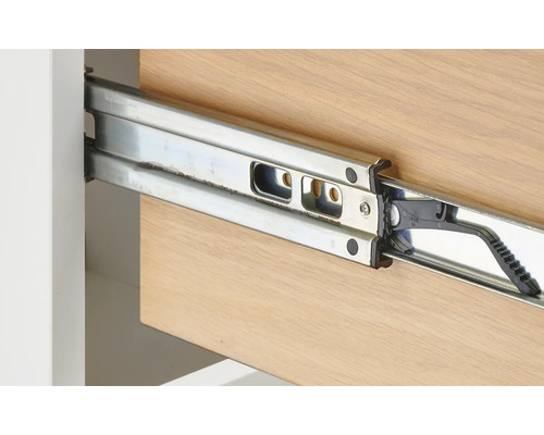 Prim-plan al unui ghidaj metalic pentru sertar pe un sertar din lemn