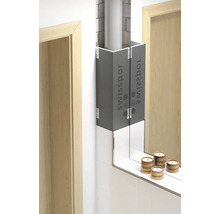 Scenă de baie cu o țeavă acoperită și o poliță cu oglindă