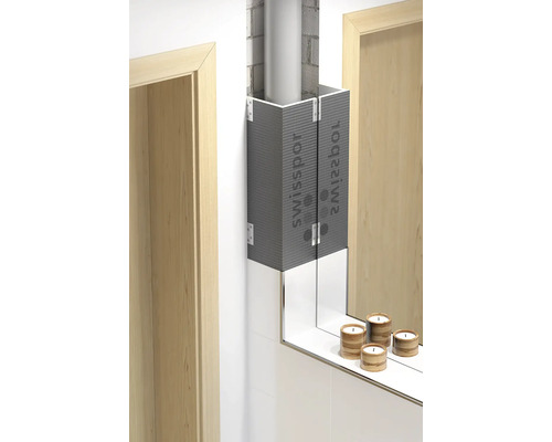 Scenă de baie cu o țeavă acoperită și o poliță cu oglindă