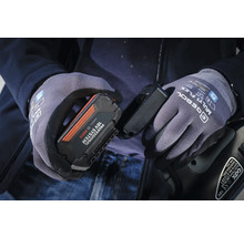 Persoană cu mănuși de lucru ținând bateria Bosch de 18V