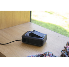 Încărcător de baterii cu baterie pe o suprafață de lemn