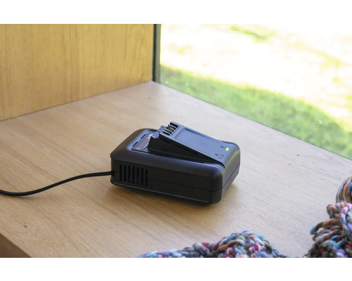 Încărcător de baterii cu baterie pe o suprafață de lemn