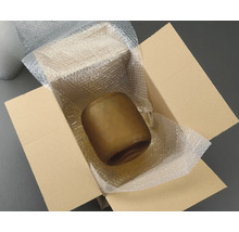 Vază din sticlă maro într-o cutie de carton cu folie cu bule