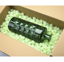 Sticlă decorativă din sticlă într-o cutie de carton cu așchii de ambalare