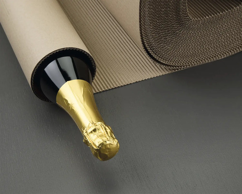 Sticlă în carton ondulat și rolă de carton