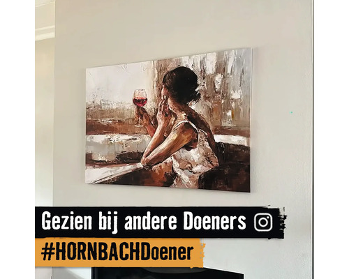 Pictură pe perete cu o femeie ținând un pahar de vin