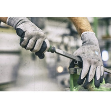 Prelucrare metal cu o pilă de metal într-o menghină