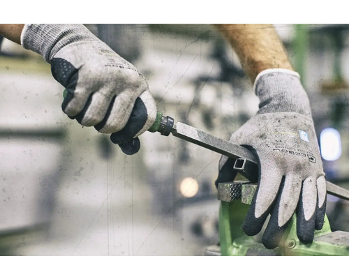 Prelucrare metal cu o pilă de metal într-o menghină