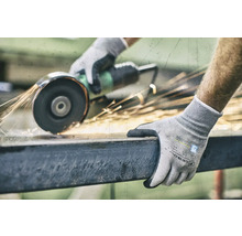 O persoană șlefuiește metal cu un flex și poartă mănuși de lucru.