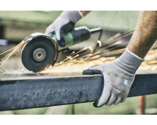 O persoană șlefuiește metal cu un flex și poartă mănuși de lucru.