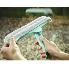 Racletă pentru geamuri cu husă din microfibră ținută în mână