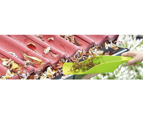 Curățarea jgheabului cu o lopată pentru a îndepărta frunzele